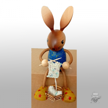 Kuhnert 52110 Hase mit Strickzeug sitzend